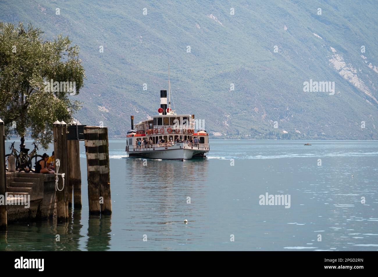 Vapor de paletas Italia, barco de pasajeros vintage tirando en Riva en el lago de Garda en Italia Foto de stock