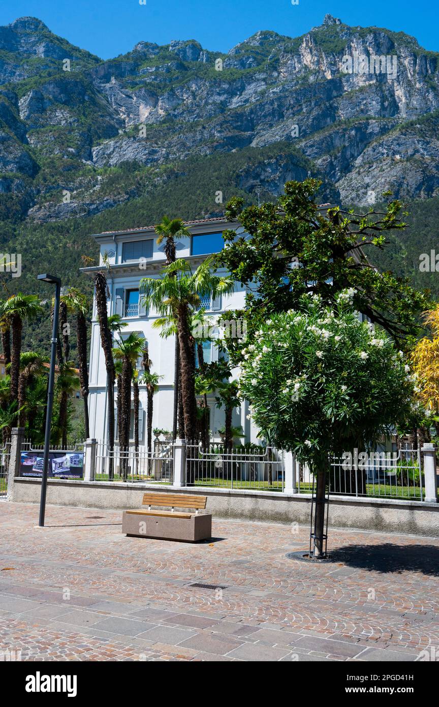 La popular ciudad de Riva en el lago de Garda en Italia Foto de stock