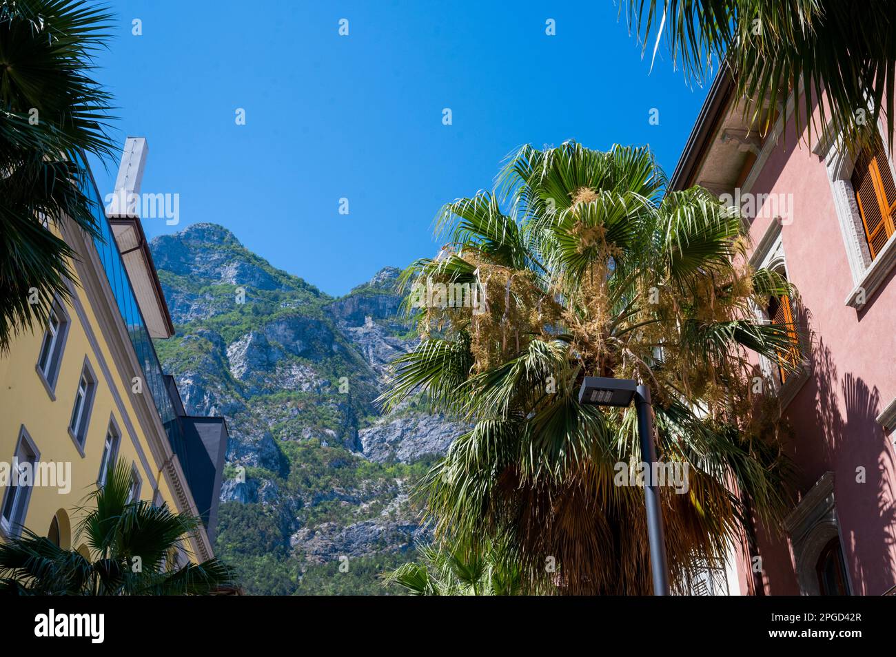 La popular ciudad de Riva en el lago de Garda en Italia Foto de stock