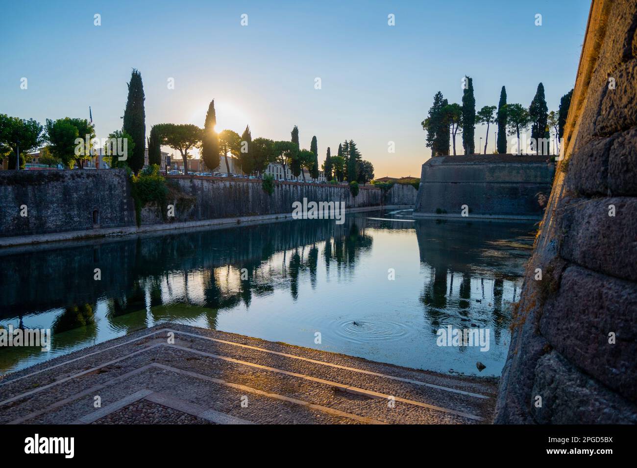 Hora de oro en la bonita ciudad del lago de Garda de Peschiera del Garda, Italia Foto de stock