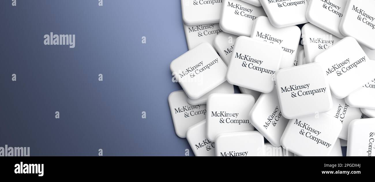 Logotipos de la empresa de consultoría de gestión de los Tres Grandes McKinsey & Company en un montón sobre una mesa. Formato de banner web con espacio de copia Foto de stock