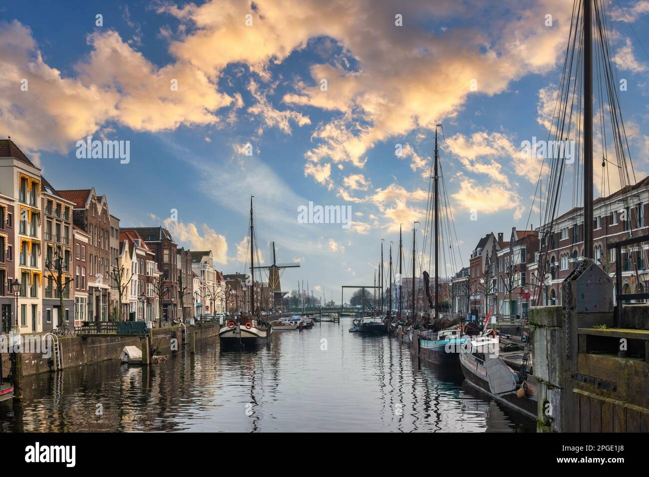Rotterdam Países Bajos, horizonte de la ciudad al atardecer en el puerto antiguo (Oude Haven) Foto de stock