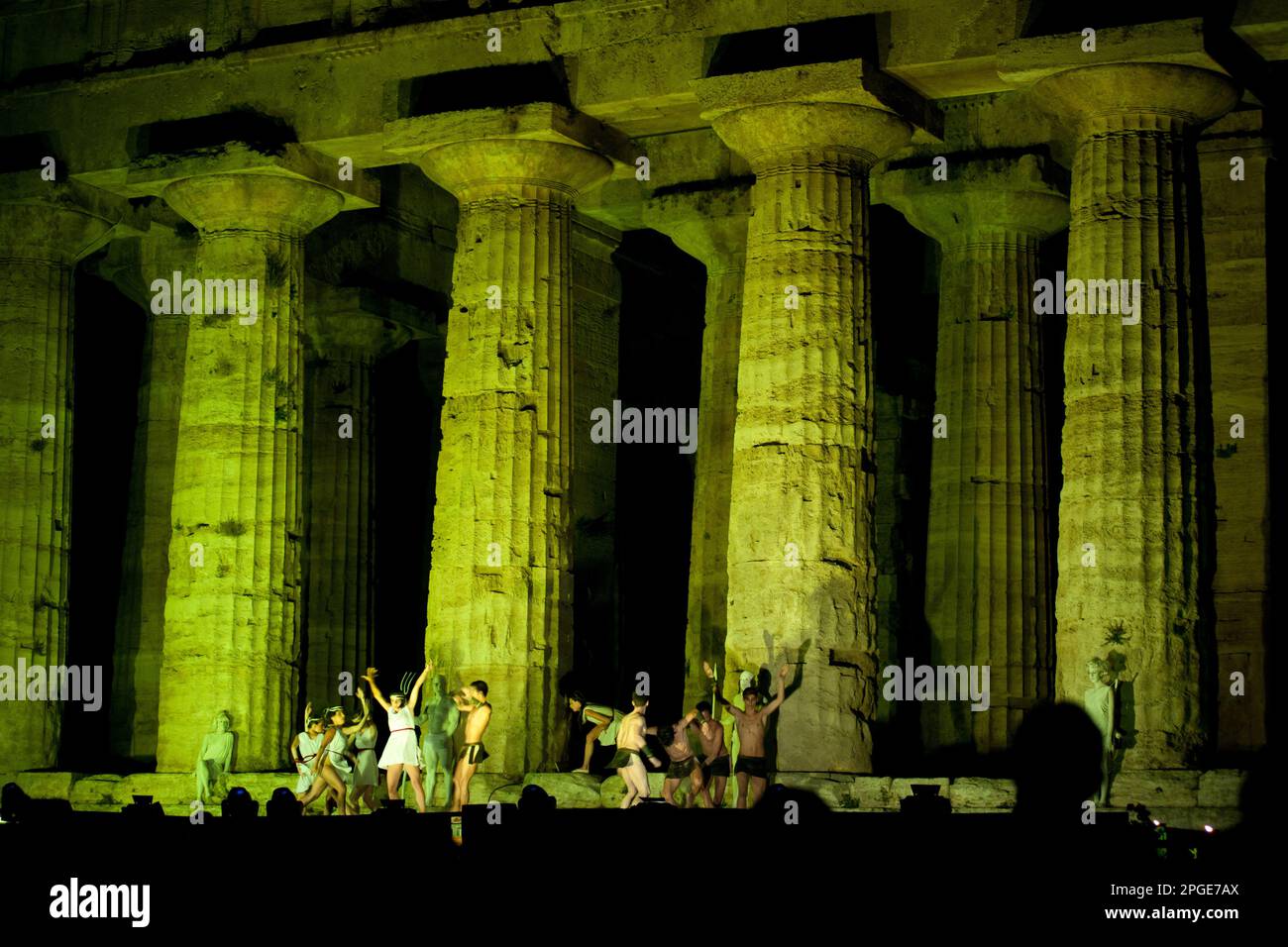 spettacolo l'alba dei tempi, il mito di chronos, area archeologica di paestum, capaccio, salerno, campania, italia, Foto de stock