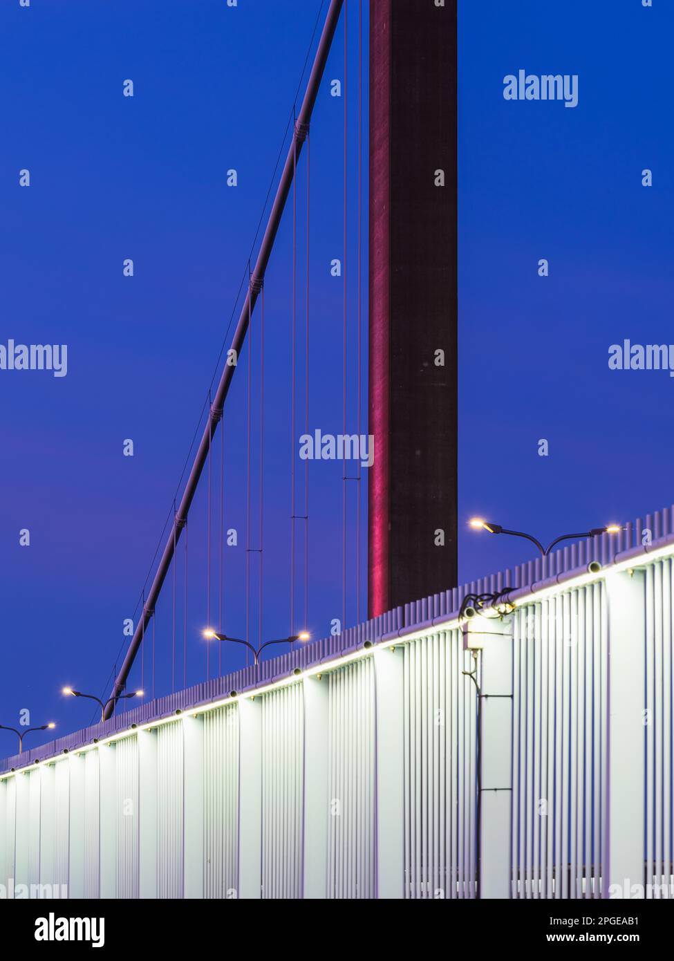 El majestuoso puente atirantado de se encuentra iluminado
