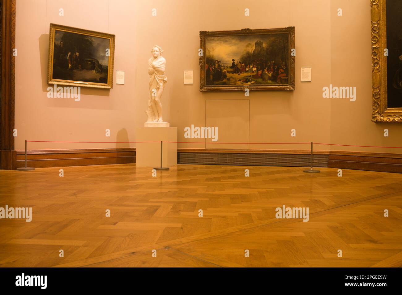 Sala de exposiciones en la Galería Nacional de Irlanda con pinturas y esculturas de artistas irlandeses Foto de stock
