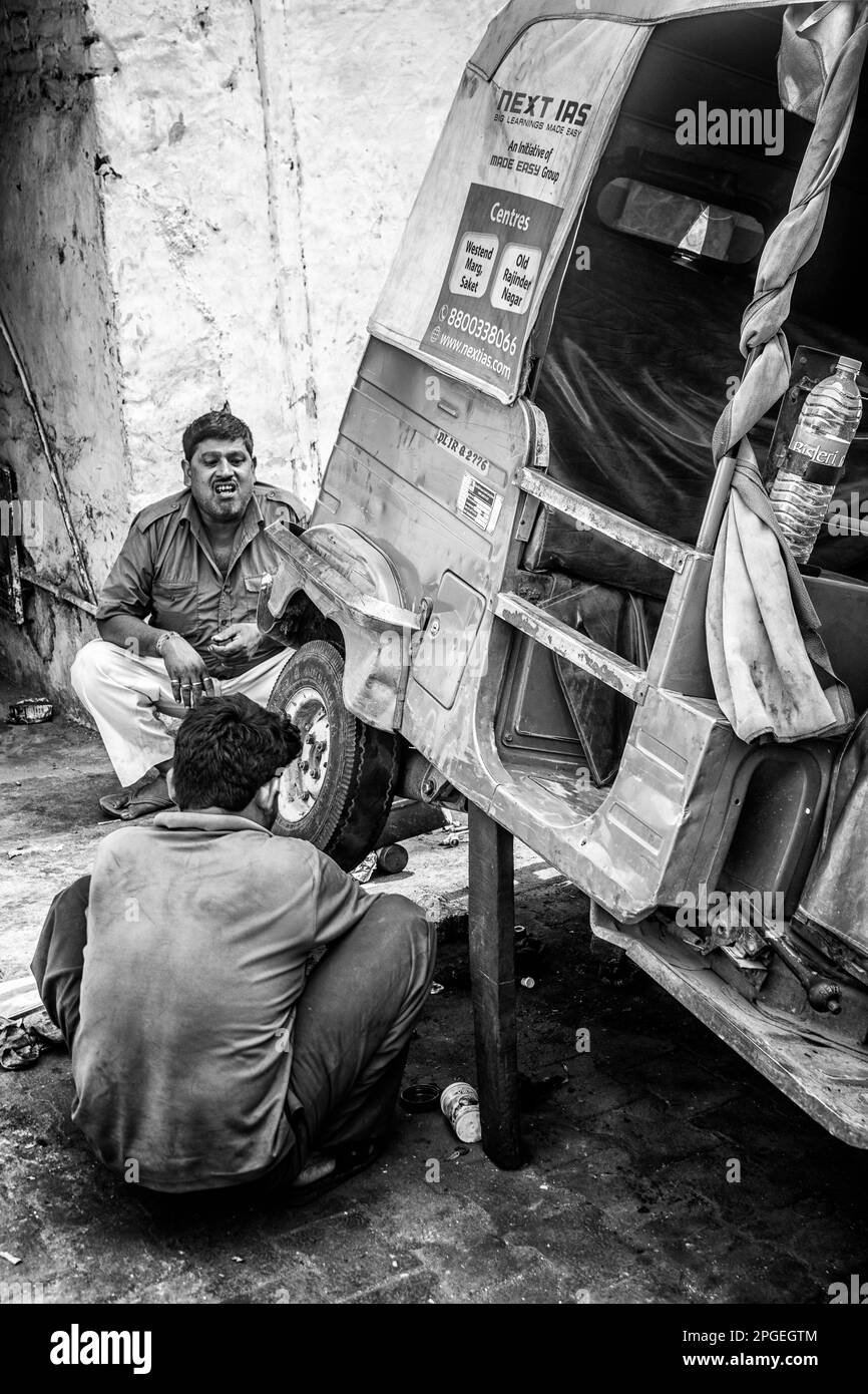 Dos hombres indios reparando un tuk tuk. Tuk Tuks también se conocen como auto, auto rickshaw, 3 ruedas y taxi en otros países. Los tuk tuks son los más famosos del sur de Asia. India. Foto de stock