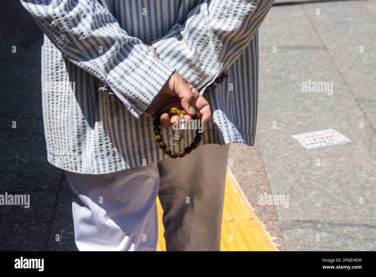 Un hombre sosteniendo un rosario. Ankara, Turquía. Foto de stock