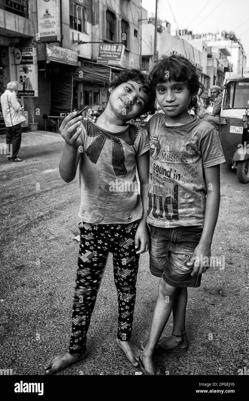 Retrato de dos niños indios. Delhi, India. Foto de stock