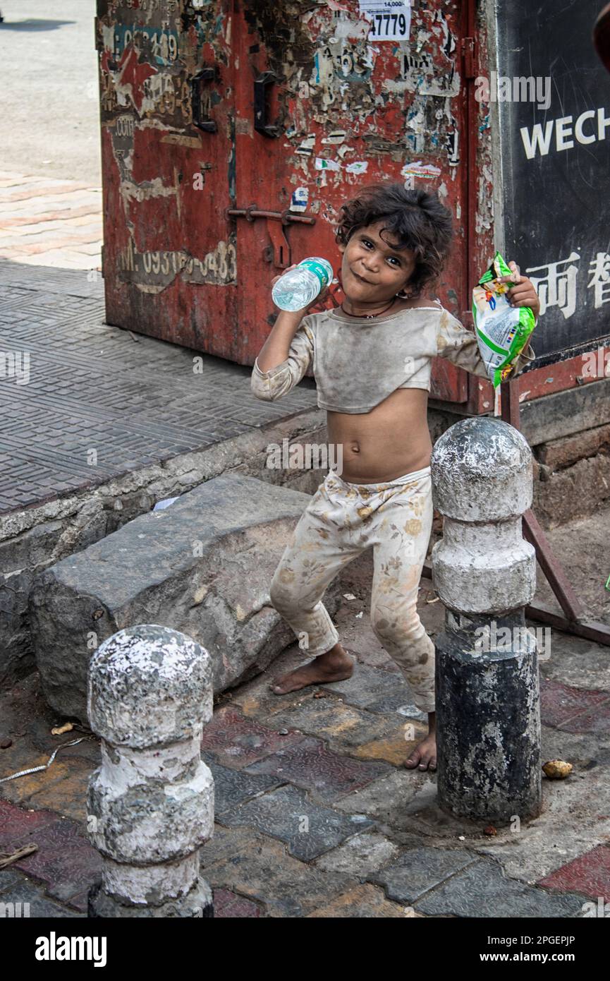 Retrato de un niño indio en la calle. Delhi, India. Foto de stock