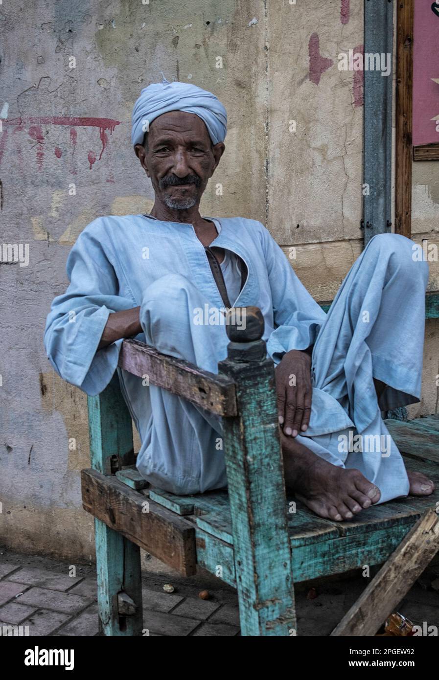 Retrato de un hombre egipcio sentado en una silla. Luxor, Egipto. Foto de stock