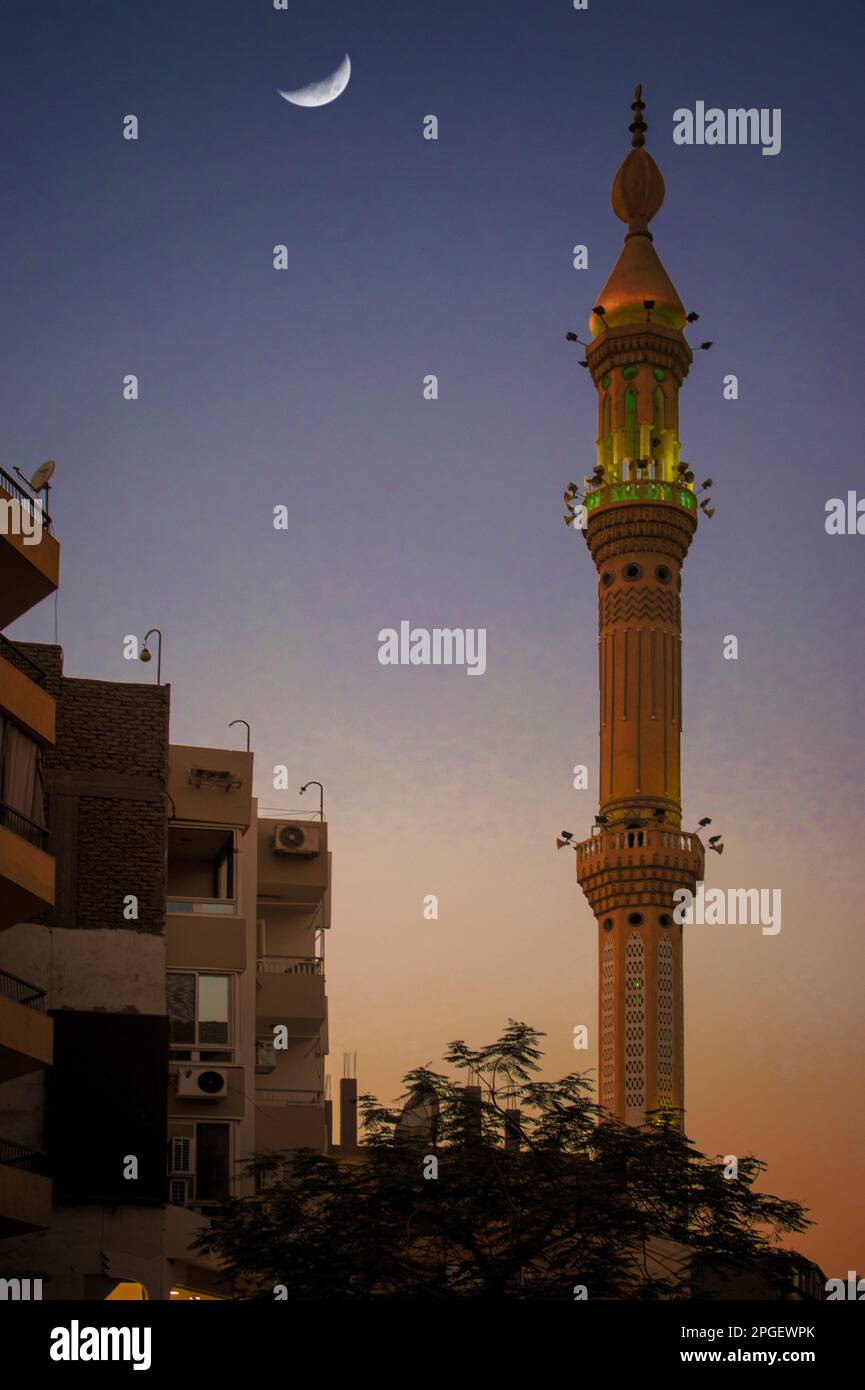 La luna y la puesta de sol en Luxor, Egipto. Foto de stock