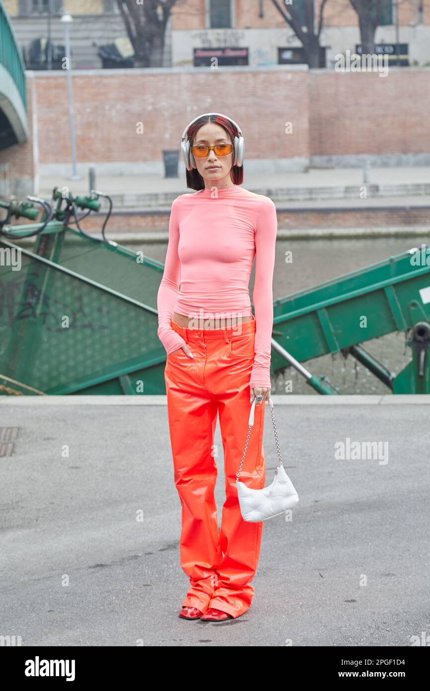 MILÁN, ITALIA - 24 DE FEBRERO de 2023: Alexandra Guerain con pantalón naranja y camisa rosa antes del desfile Sportmax, Milan Fashion Week street style Foto de stock