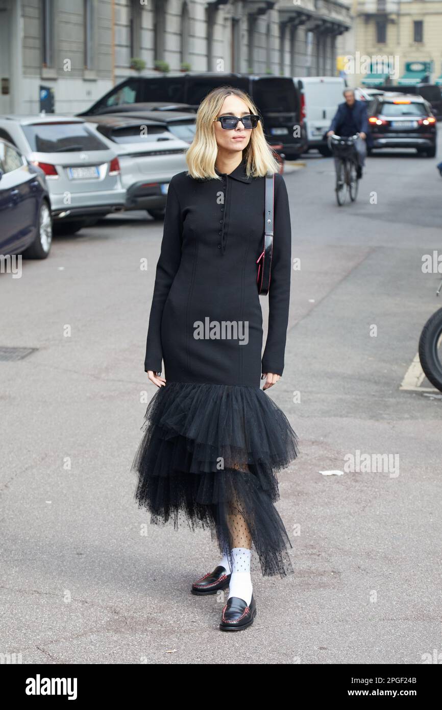 MILÁN, ITALIA - 24 DE FEBRERO de 2023: Candela Pelizza con vestido negro antes del desfile de moda Philosophy by Lorenzo Serafini, estilo callejero de la Semana de la Moda de Milán Foto de stock
