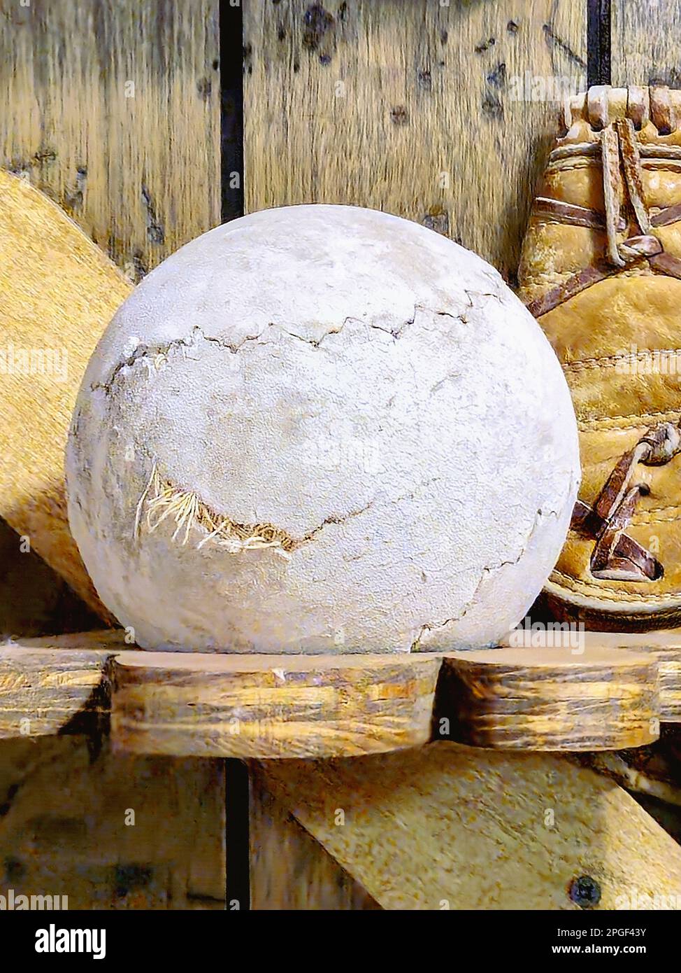Viejo softbol exhibido en un estante de madera rústica Foto de stock