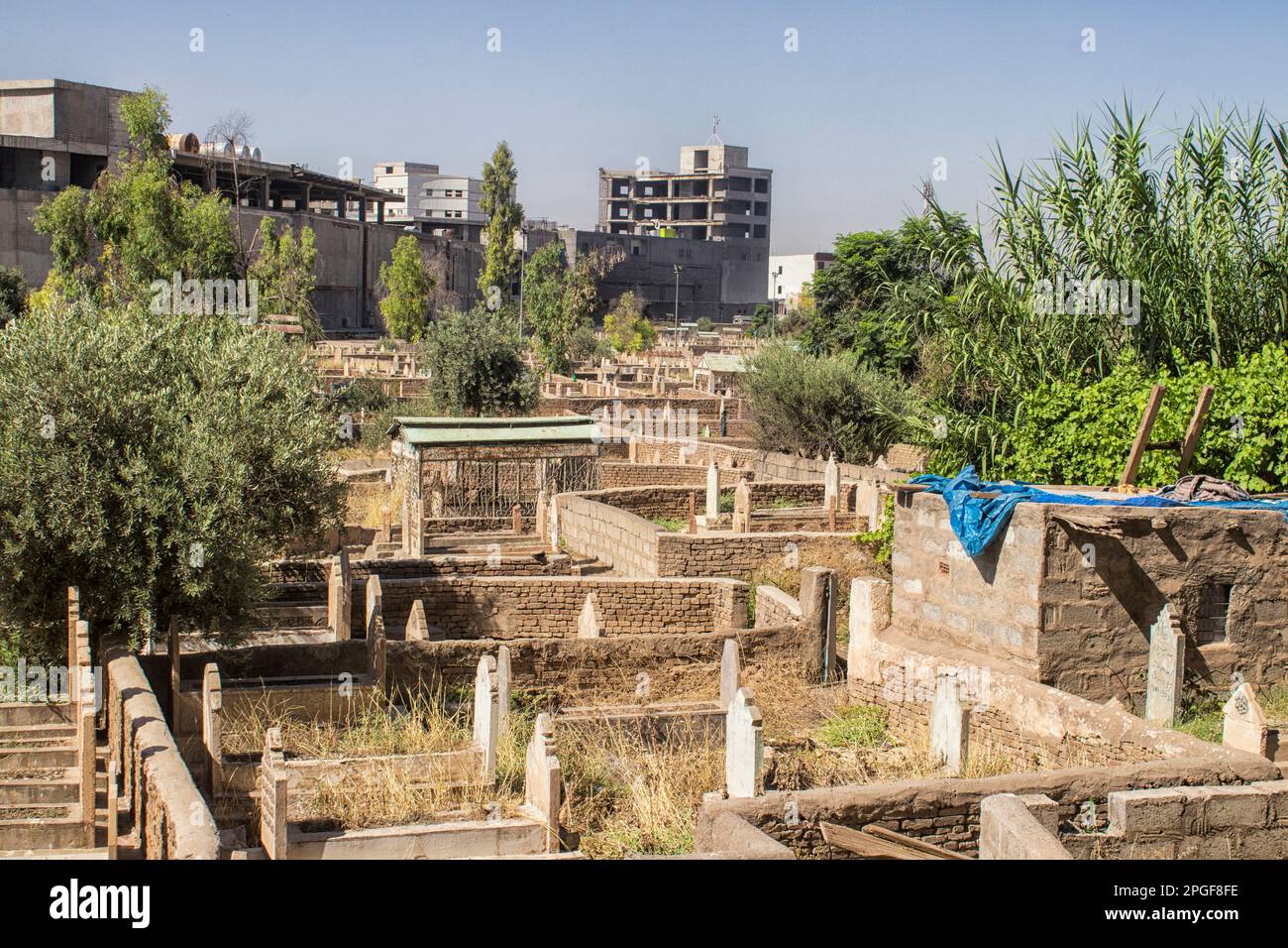 Un cementerio iraquí con tumbas sin marcar. Irak. Foto de stock