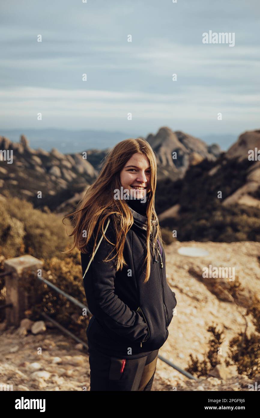 Retrato de una ni a en una chaqueta y balaclava en la cima de una