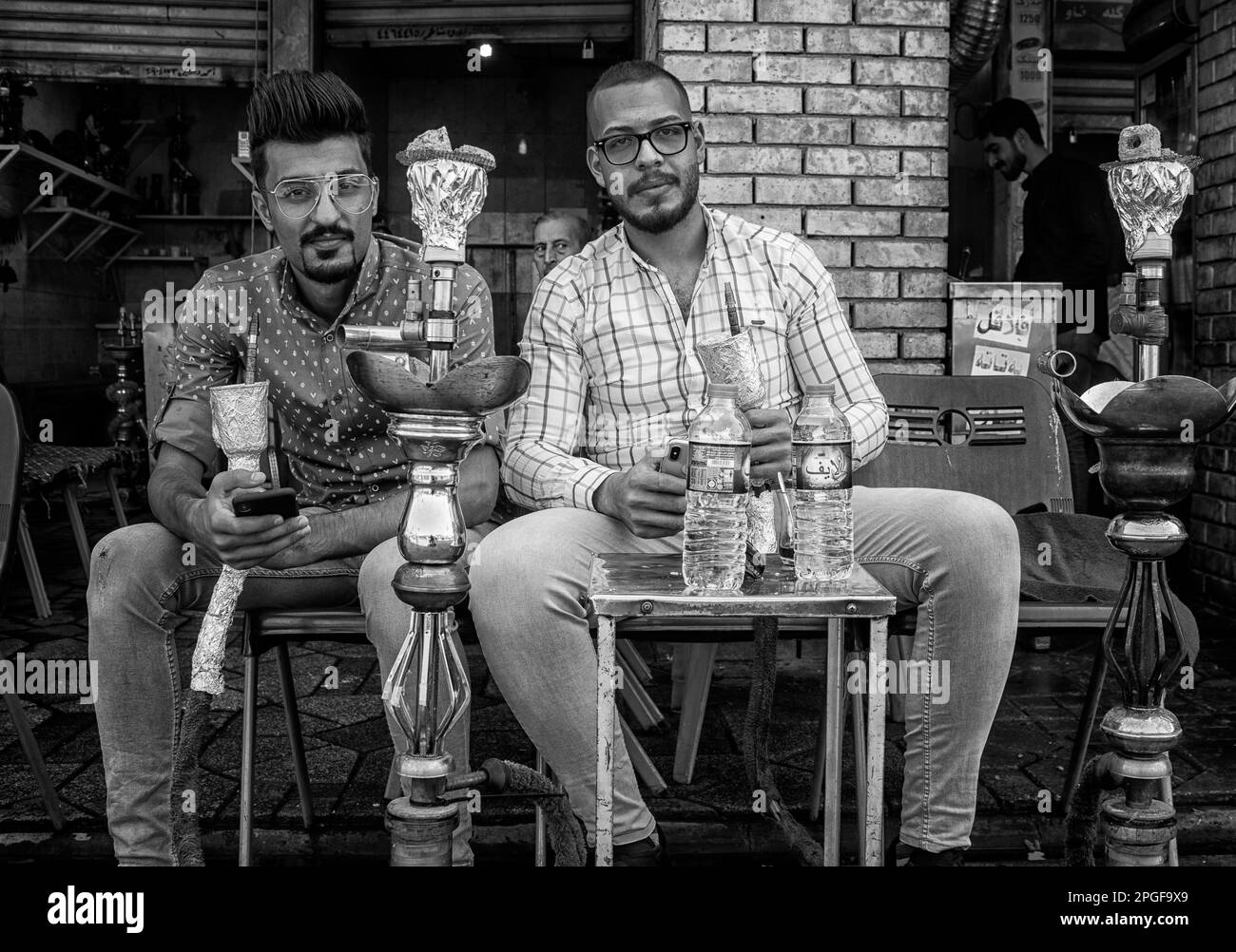 Dos hombres fumando shishas en Erbil City. Irak. Foto de stock