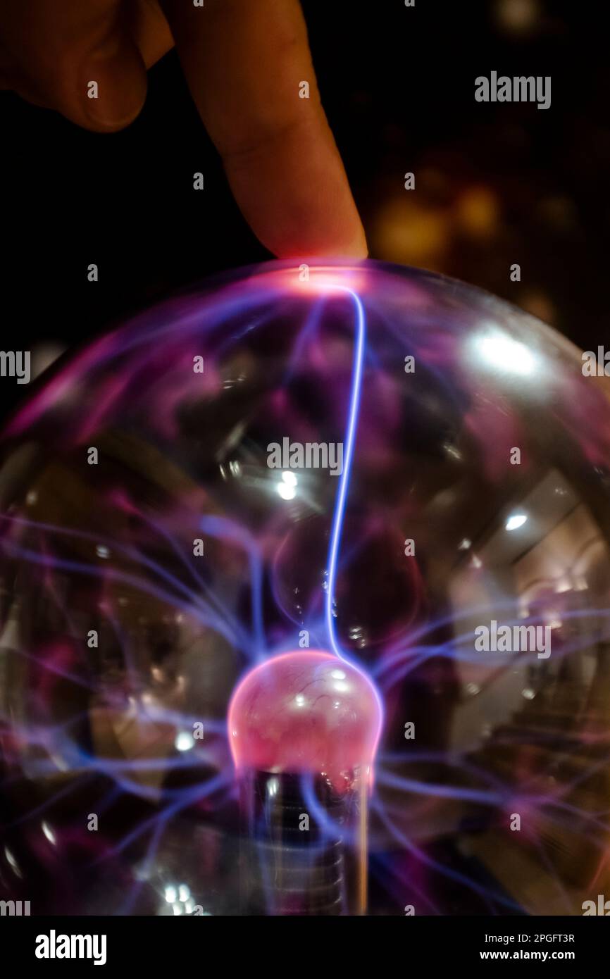 bola de luz que se ilumina con un rayo cuando acercas el dedo. Buki