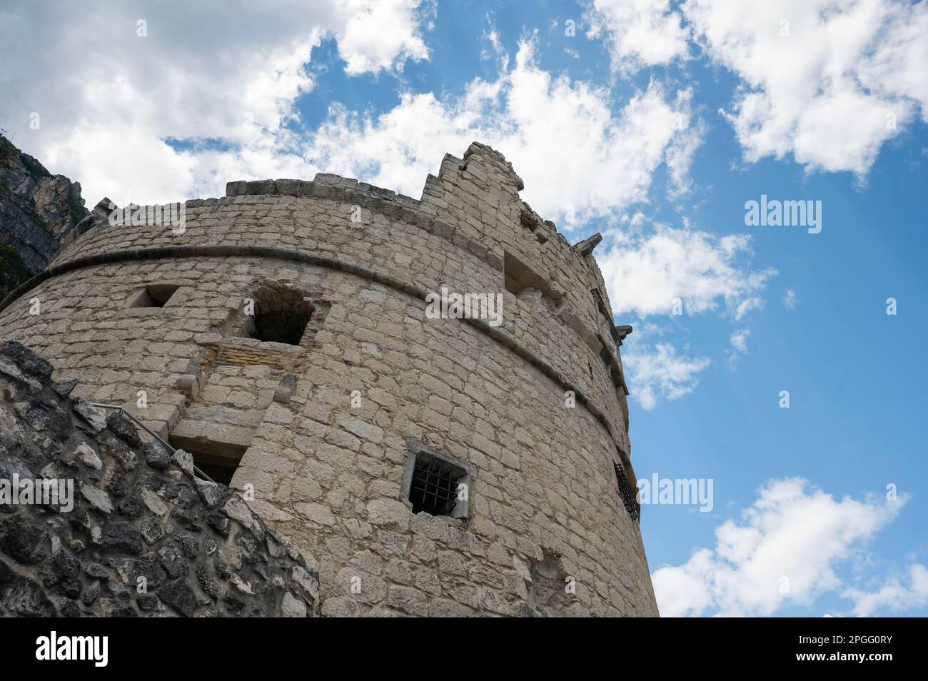 Bastione di Riva, castillo del siglo 16th por encima de Riva en el lago de Garda Foto de stock