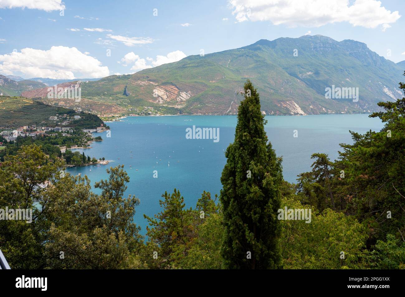 Riva ciudad en la orilla del lago de Garda visto desde el castillo Bastione di Riva en la colina sobre la ciudad Foto de stock