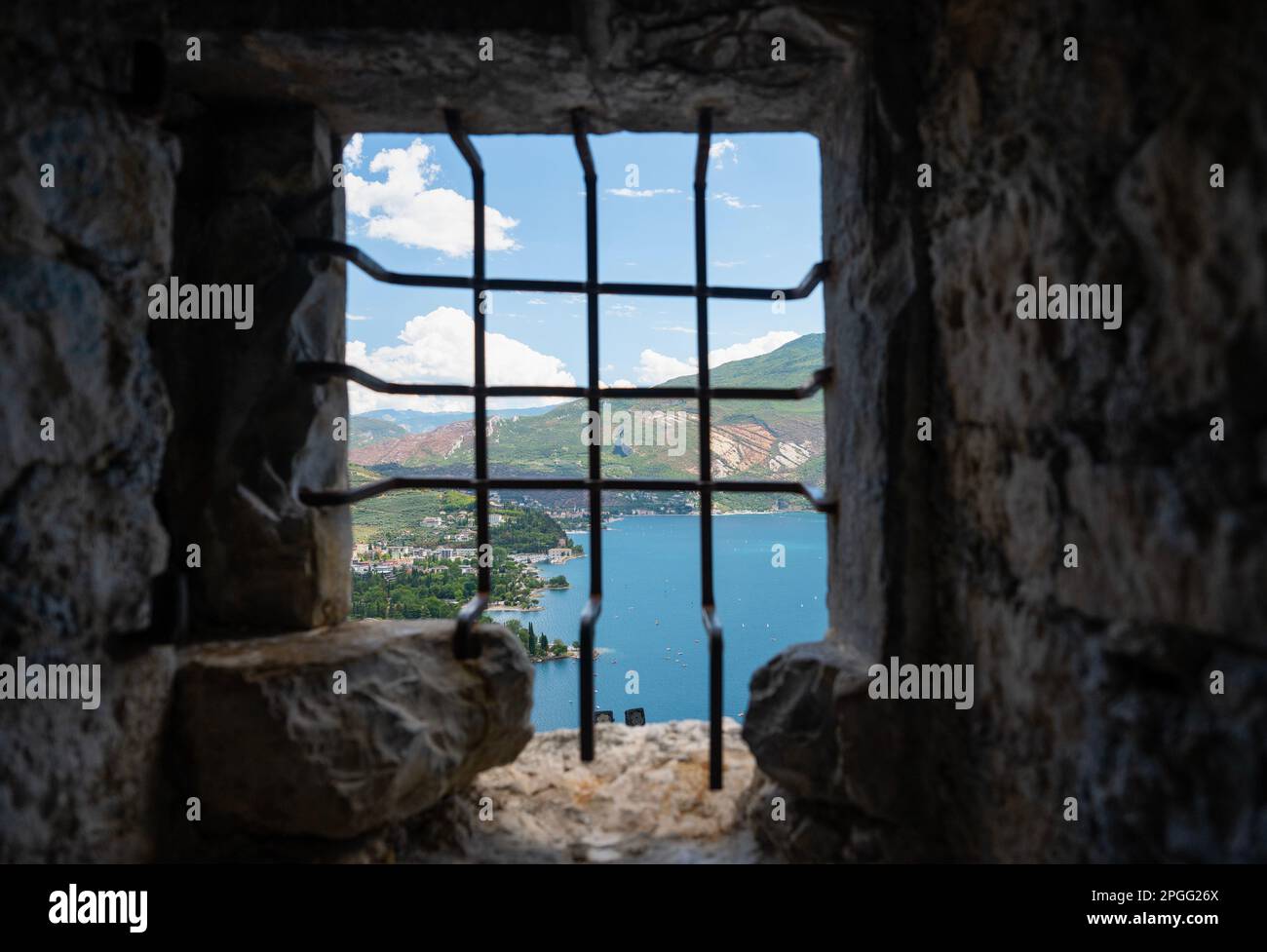 Bastione di Riva, castillo del siglo 16th por encima de Riva en el lago de Garda Foto de stock