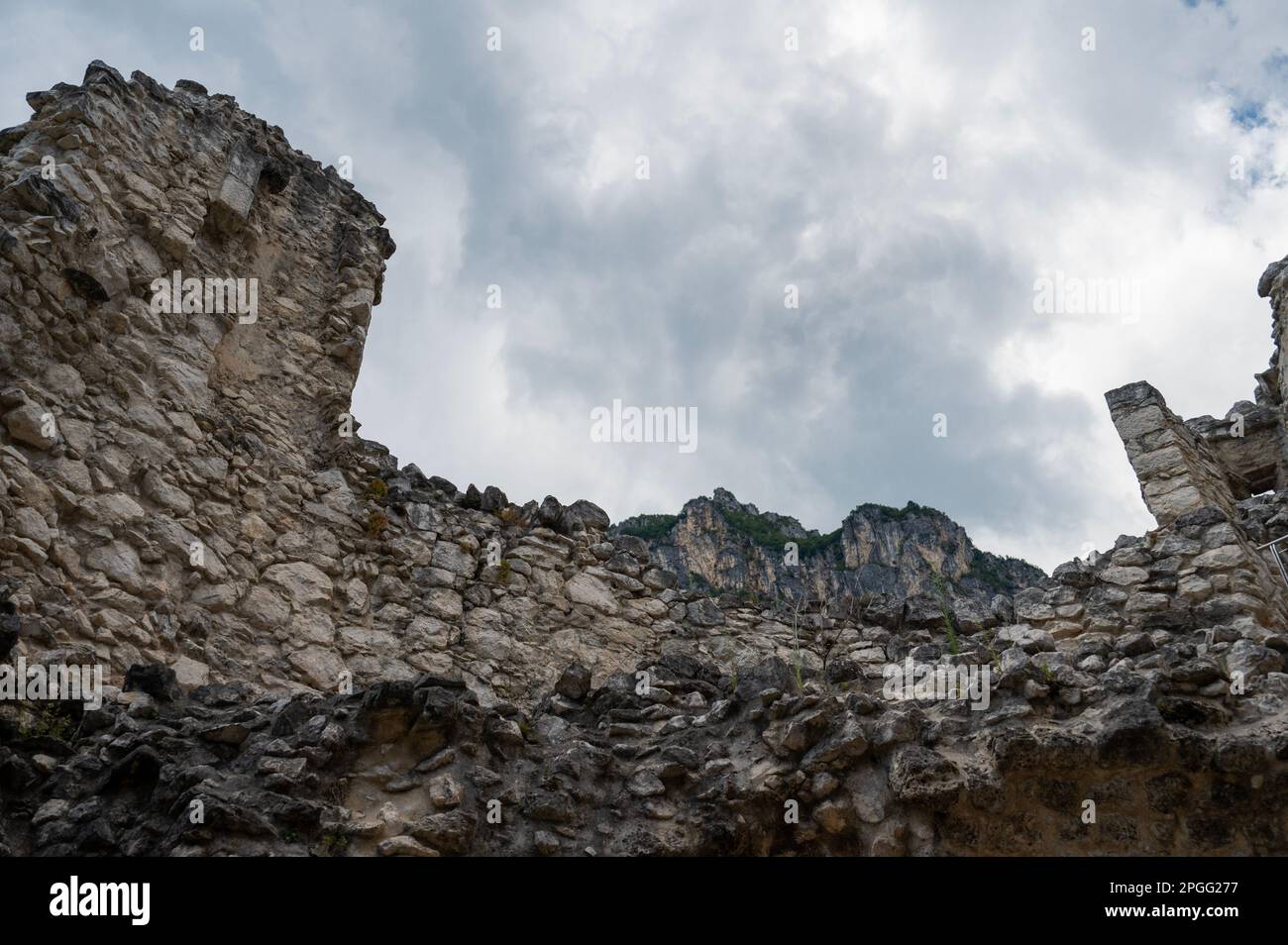 Bastione di Riva, castillo del siglo 16th por encima de Riva en el lago de Garda Foto de stock