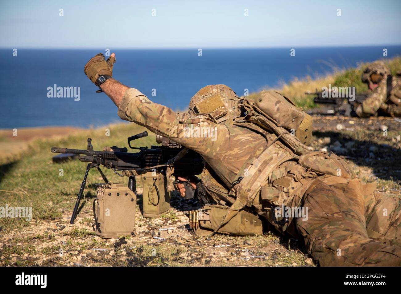 UN EE.UU Soldado del Ejército con la Compañía Bravo, 75th Regimiento de guardabosques, envía señales al líder del equipo de bomberos antes de cambiar su posición de tiro durante un ejercicio de fuego en las instalaciones de entrenamiento de la Base del Cuerpo de Infantería de Marina de Hawái, el 15 de marzo de 2023. El Regimiento de Ranger 75th fue capaz de llevar a cabo el entrenamiento de guerra en la selva, así como el mantenimiento del conocimiento a través del uso de los rangos de entrenamiento únicos del MCBH. (EE. UU Cuerpo de Infantería de Marina Fotos por Lance Cpl. Terry Stennett) Foto de stock