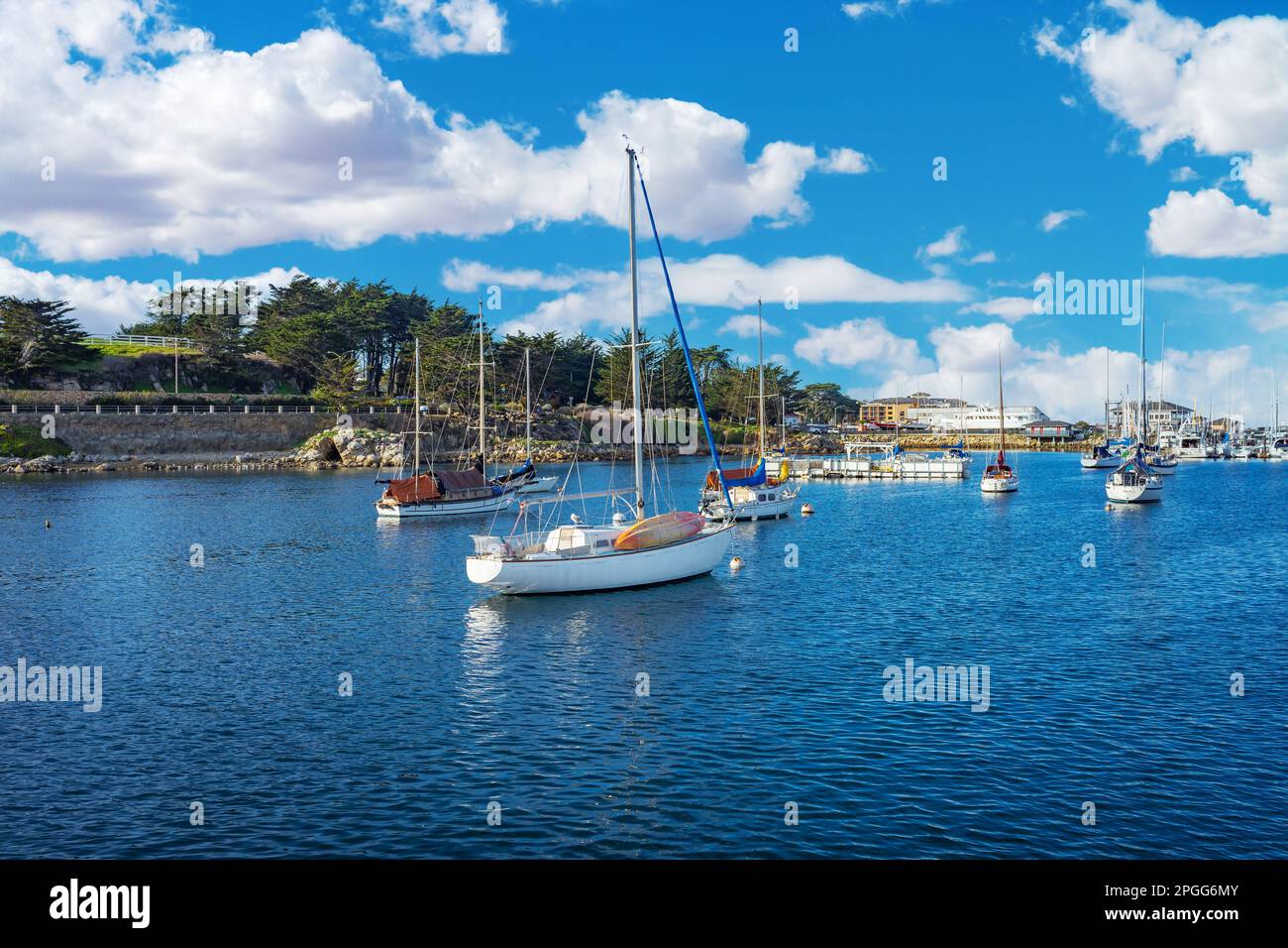 Veleros en la zona portuaria de Monterey, California Foto de stock