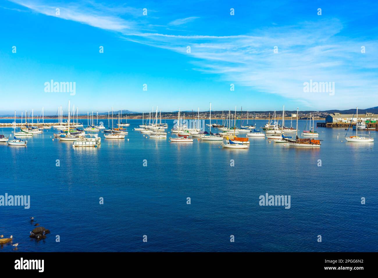 Barcos lanzados en el puerto exterior en Monterey, California Foto de stock
