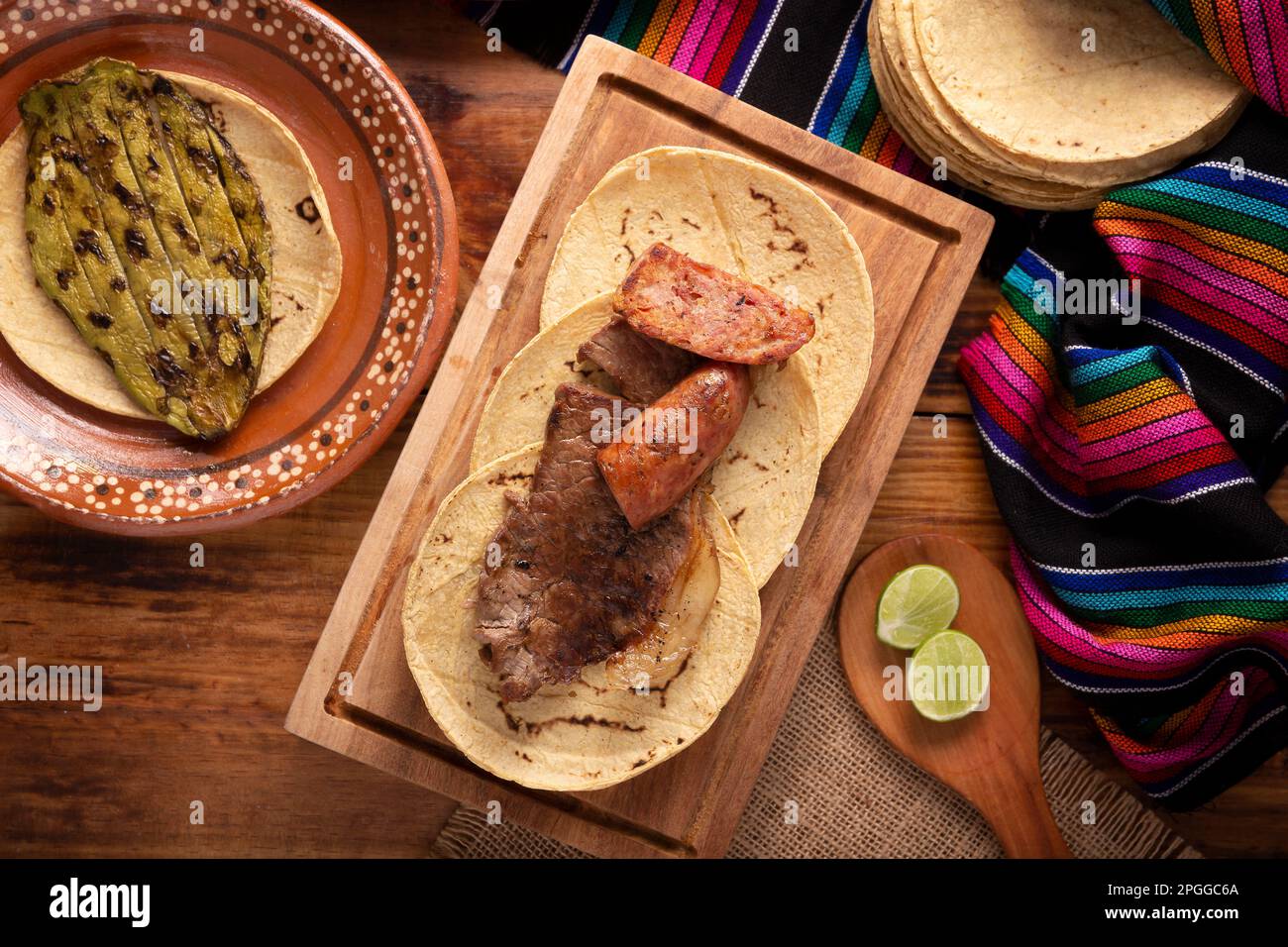 Tacos de carne asada con chorizo. Plato muy popular en el norte de