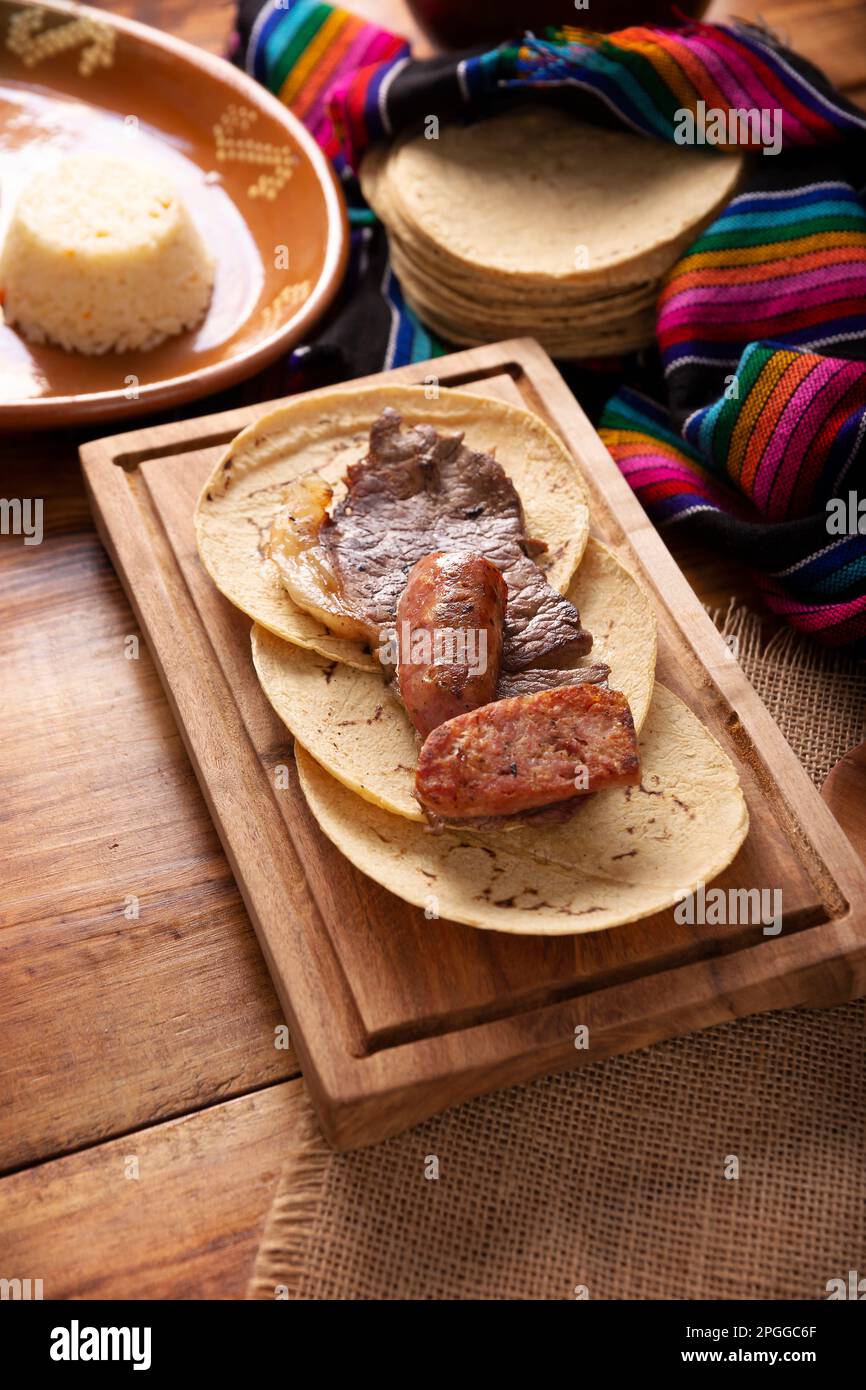 Tacos de carne asada con chorizo. Plato muy popular en el norte de