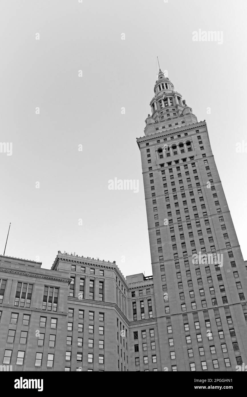 Torre Terminal en blanco y negro, un emblemático hito histórico de uso mixto en el centro de Cleveland, Ohio, EE.UU. El 19 de febrero de 2023. Foto de stock