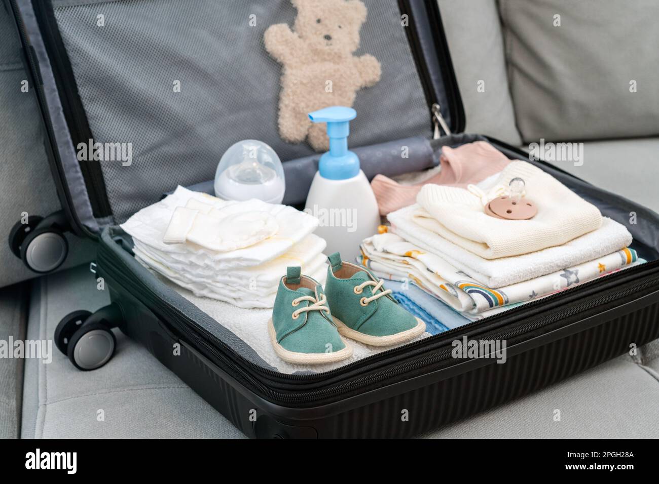 Maleta llena de ropa de bebé preparada para el hospital de maternidad.  Concepto de prepararse para dar a luz Fotografía de stock - Alamy