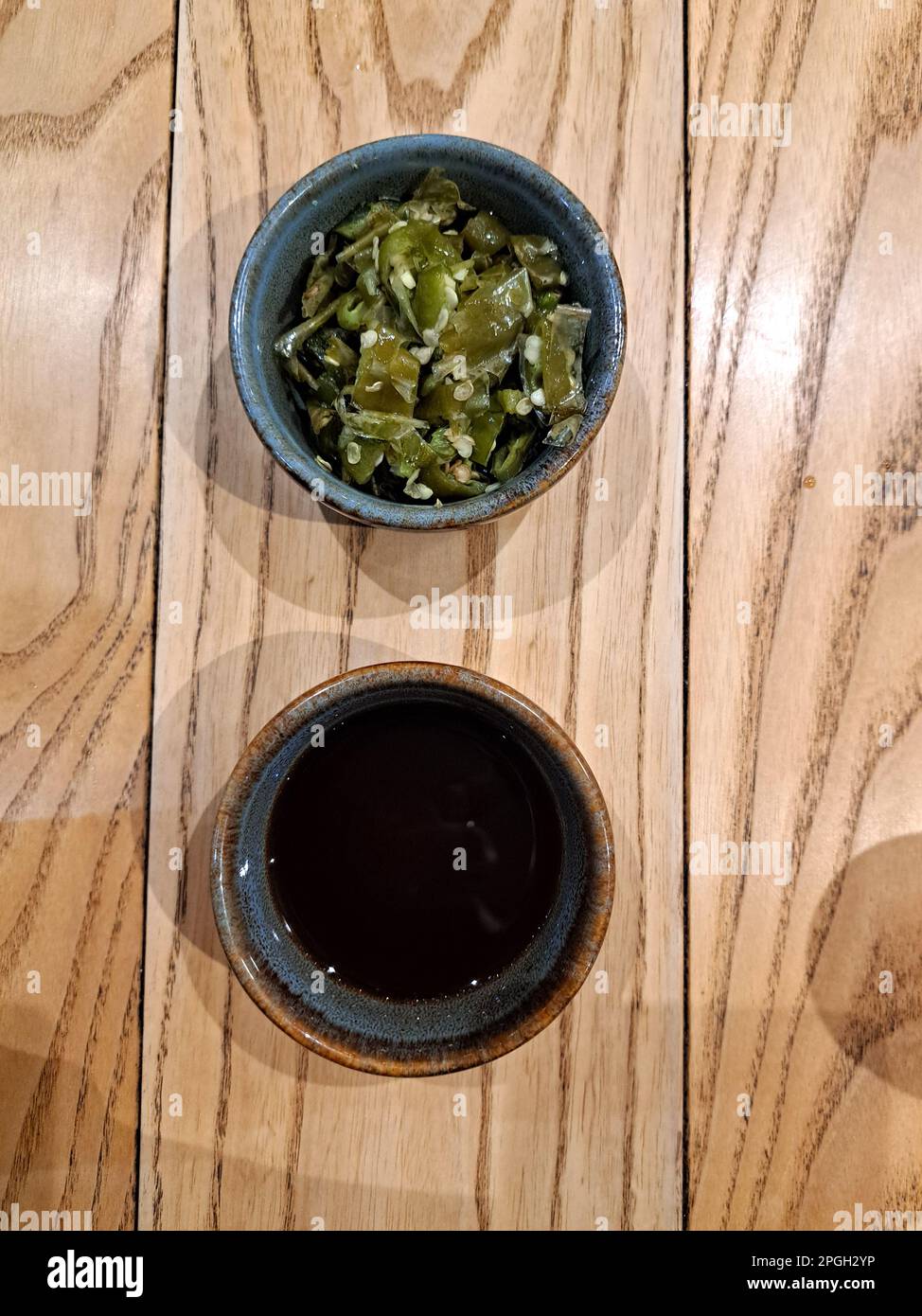 Salsa de soja para comida japonesa, con chiles toreados mexicanos