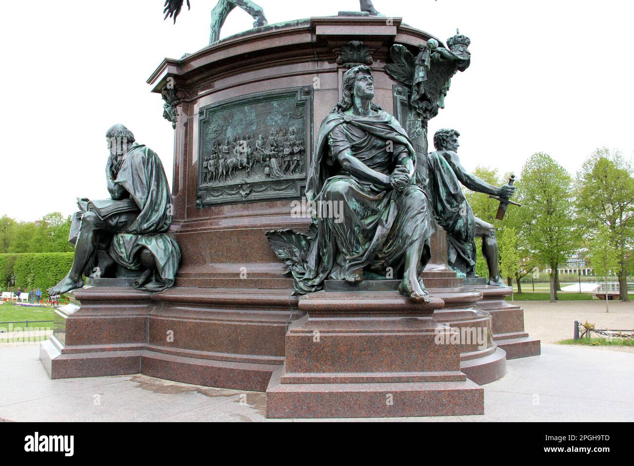 Detalles escultóricos del pedestal de bronce estatua ecuestre de Friedrich Franz II, el Gran Duque de Mecklemburgo-Schwerin, Schwerin, Alemania Foto de stock