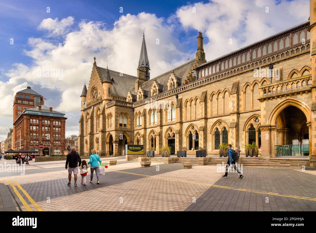 17 de septiembre de 2022: Dundee, Escocia - The McManus, Dundee's Art Gallery and Museum, familia caminando de la mano. Foto de stock