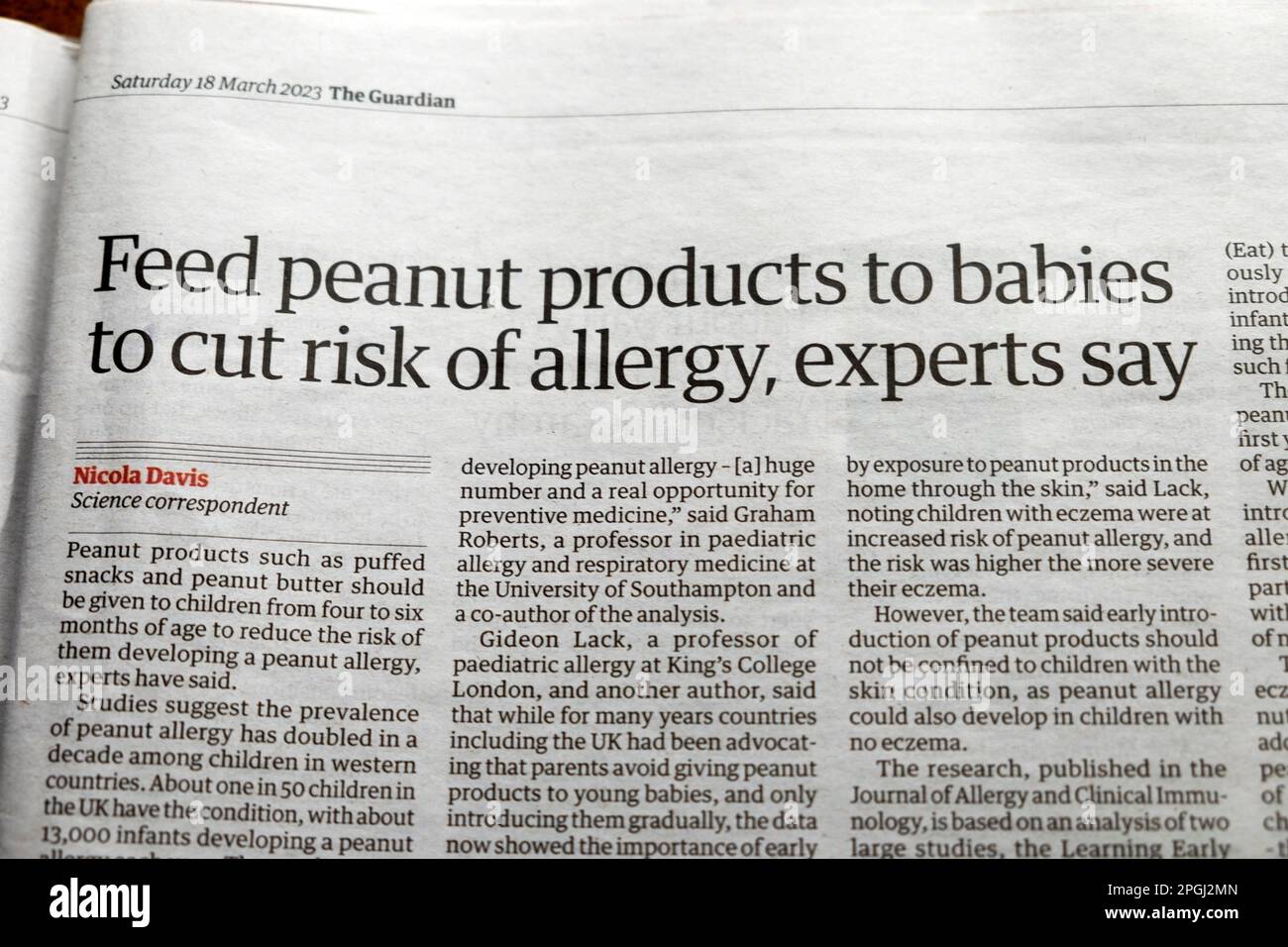 'Alimente a los bebés con productos de cacahuete para reducir el riesgo de alergia, dicen los expertos' Artículo principal del periódico Guardian Alergias sobre la salud 18 de marzo de 2023 Londres Reino Unido Foto de stock