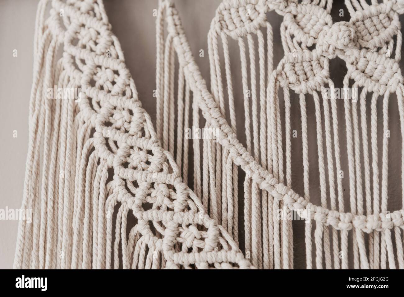Un primer plano de delicadas colchas de macramé aisladas sobre fondo blanco  Fotografía de stock - Alamy