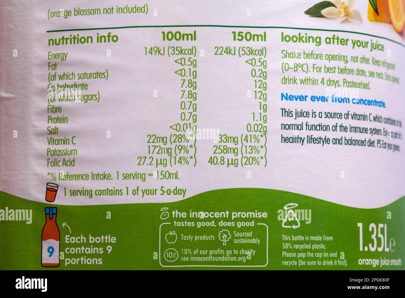 Etiquetado de información nutricional en botella de jugo de fruta pura naranja lisa inocente Foto de stock
