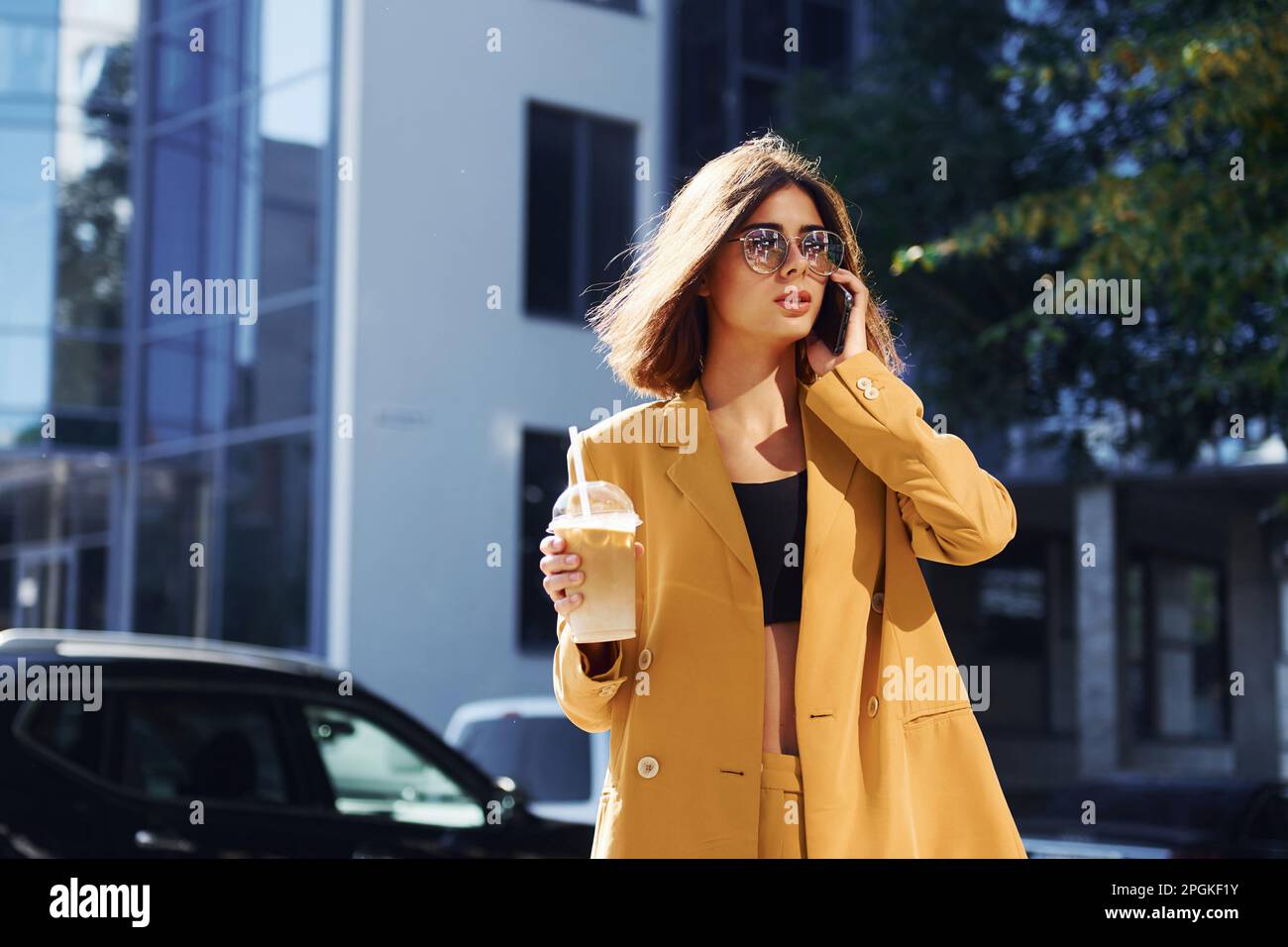 Pausa café. Mujer de moda joven en abrigo color borgoña en día con su coche Fotografía de stock - Alamy