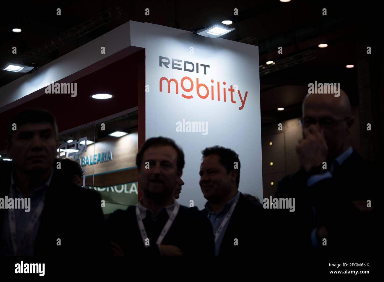 A group of people at one of the exhibitors at the València Battery
