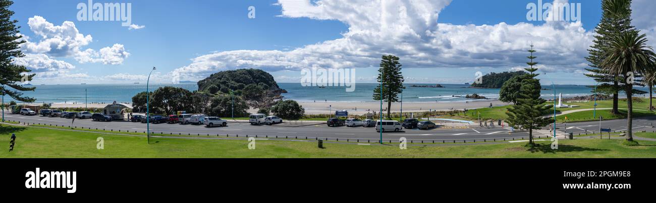Tauranga Nueva Zelanda - Marzo 22 2023; Desfile Marino Panorama y Playa Principal Monte Maunganui el día de verano. Foto de stock