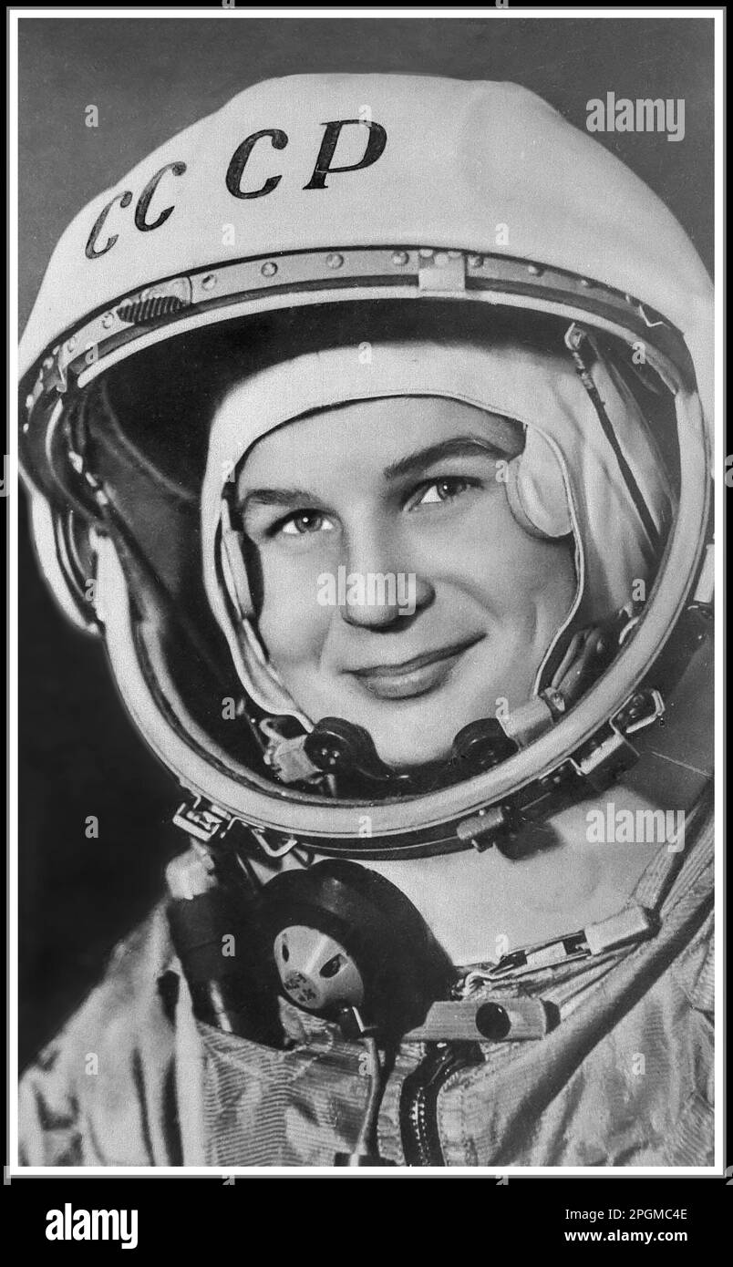 Imagen de las noticias de la propaganda de la Raza Espacial Soviética rusa de la URSS de 1960. 16 de junio de 1963, a la edad de 26 años, Valentina Tereshkova se convirtió en la primera mujer en volar en el espacio. Su misión de tres días fue el vuelo espacial humano número 12th en la historia, después de varios vuelos rusos Vostok y American Mercury. Atada a su asiento de expulsión, Tereshkova cabalgó dentro de la cabina presurizada de 7,5 pies de ancho (2,3 metros) del Vostok-6 en una misión espacial de 3 días. - Foto de stock