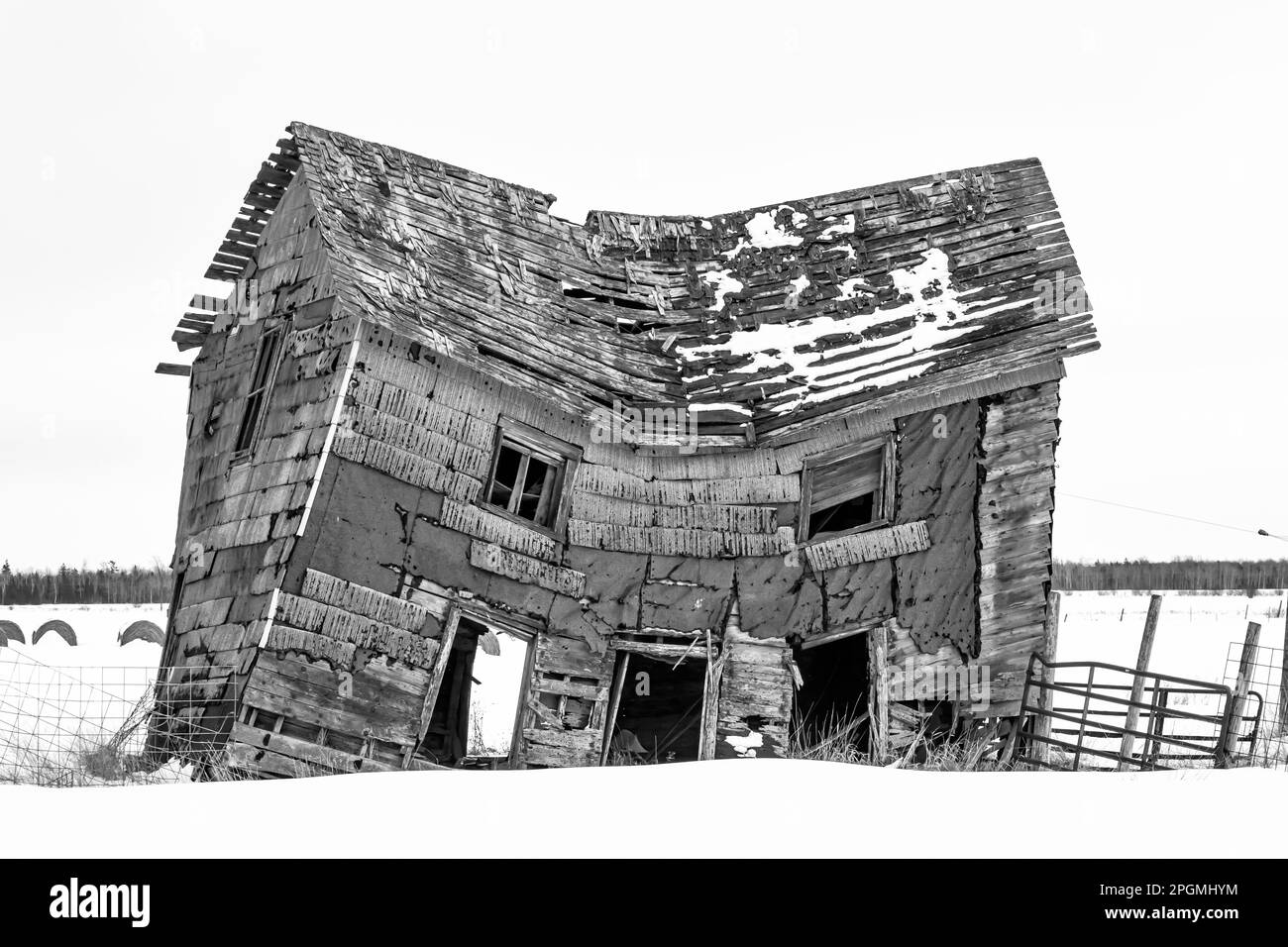 Antigua casa hundida en Rudyard, la capital del búho nevado de Michigan, Upper Peninsula, Michigan, EE.UU. [Sin liberación de propiedad; solo licencia editorial] Foto de stock