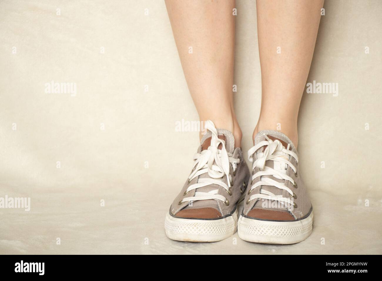 Mujer joven moderna con hermosas piernas delgadas en zapatillas blancas de  moda camina por la calle. zapatos deportivos de mujer con estilo. estilo de  verano. primer plano de piernas femeninas con zapatos.