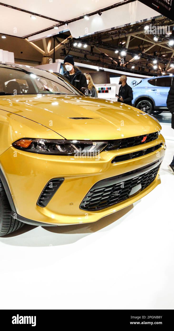 Vista de cerca del coche amarillo dodge GT en exhibición. Vertical. Multitudes mirando nuevos modelos de coches en AUTO SHOW. National Canadian Auto Show con muchos coches br Foto de stock