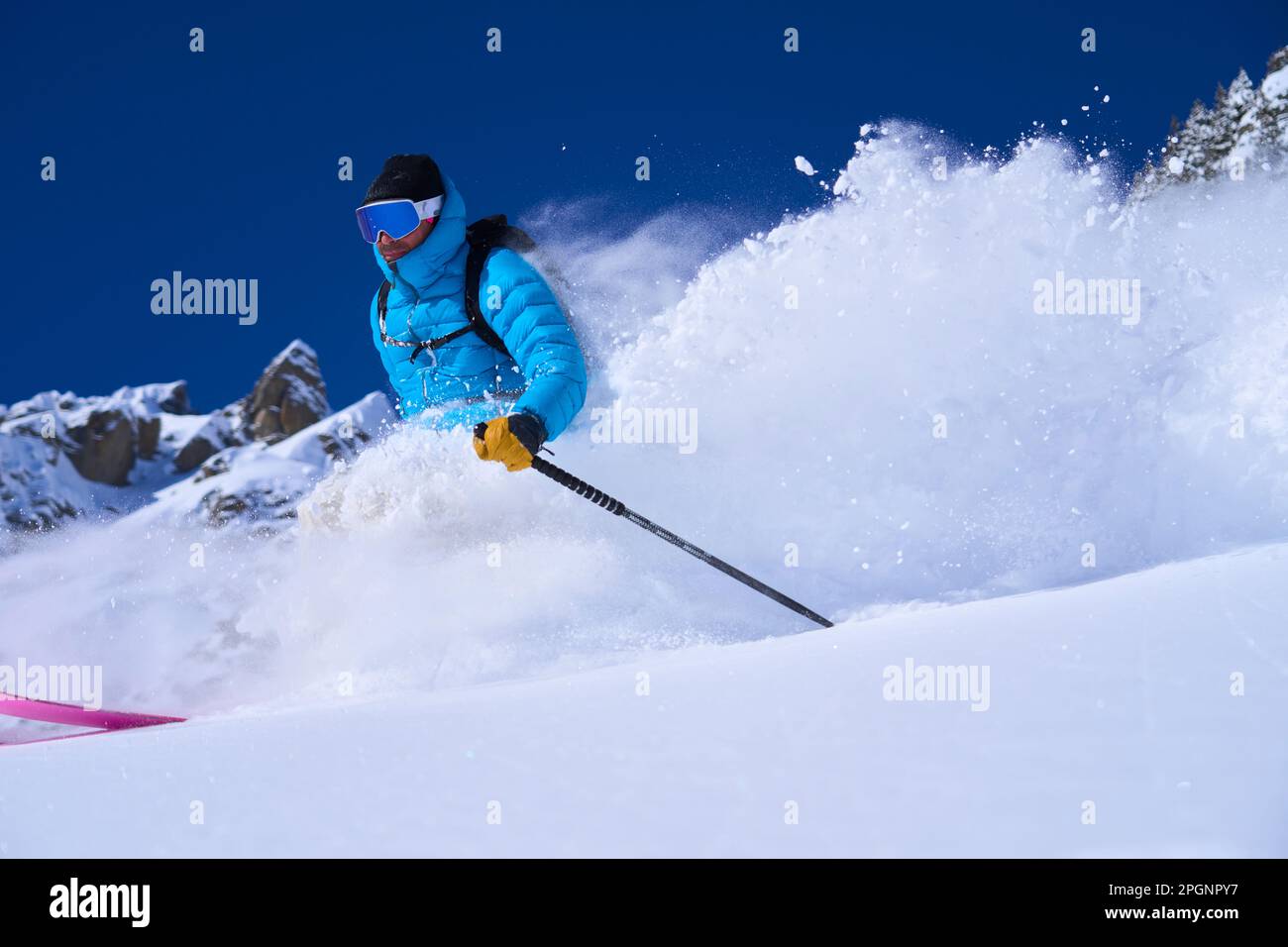 Hombre que lleva gafas de esquí esquí esquí en la nieve Foto de stock