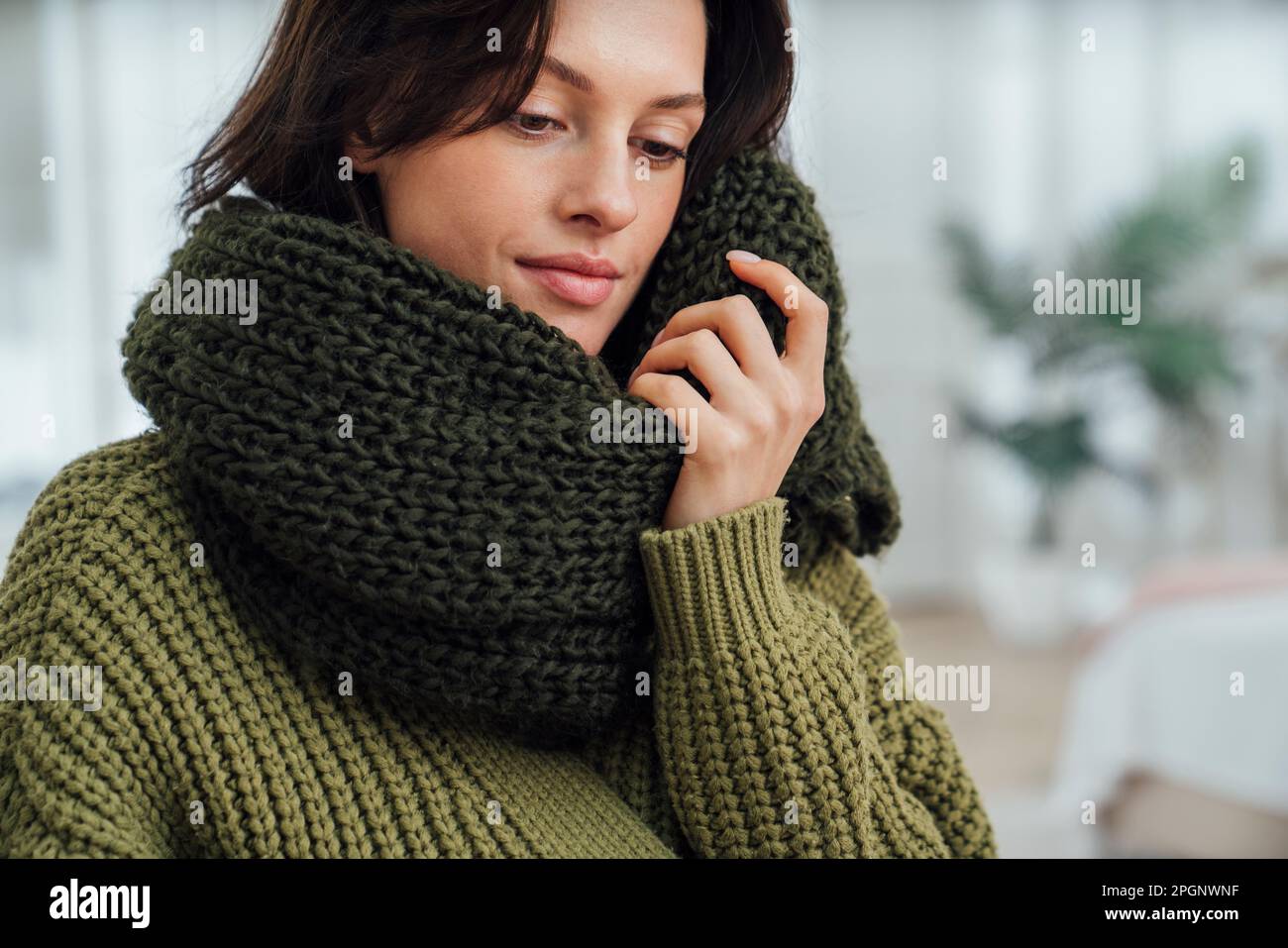 Woman wearing green scarf fotografías e imágenes de alta resolución - Alamy