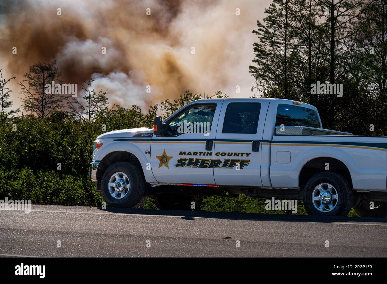 Jupiter, Florida, EE.UU. 23rd de marzo de 2023. Incendio forestal de Hungryland. Condado de Southern Martin/Condado de Northern Palm Beach, Florida. Existe un peligro de incendio extremadamente alto como resultado de la sequía en el sur de Florida. Cuando se informó del incendio, ya había engullido 150 acres. Los recursos estatales y del condado se están desplegando rápidamente. Sin embargo, existe una preocupación para los campistas, ya que solo existe una carretera de acceso, lo que limita la ruta de evacuación. (Imagen de crédito: © Shane Srogi/ZUMA Press Wire) ¡USO EDITORIAL SOLAMENTE! ¡No para USO comercial! Foto de stock