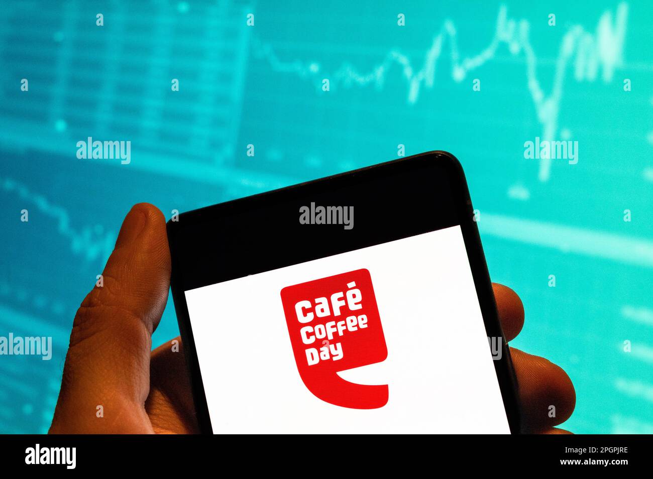 China. 15th de febrero de 2023. En esta ilustración de la foto, el logotipo  de la cadena de cafés indios Café Coffee Day se muestra en un teléfono  inteligente con un gráfico